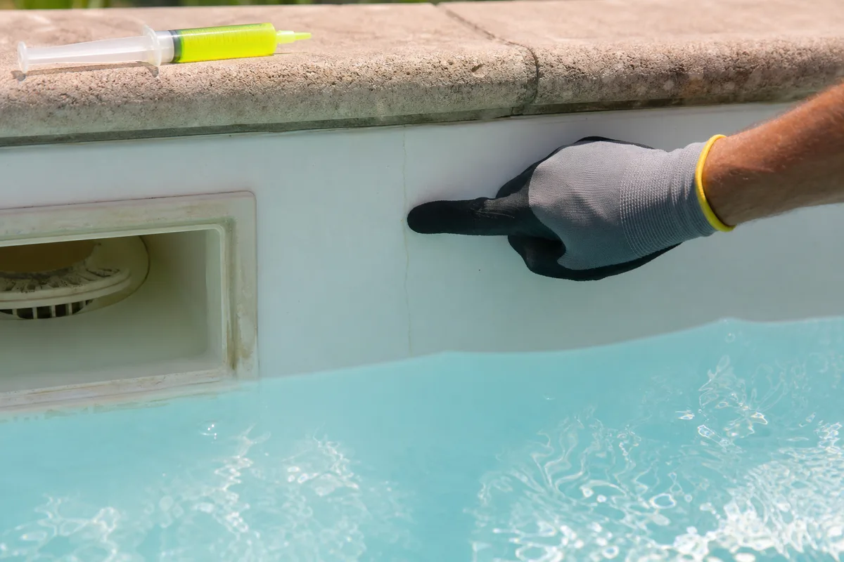Fuite piscine coque : localiser et réparer le polyester