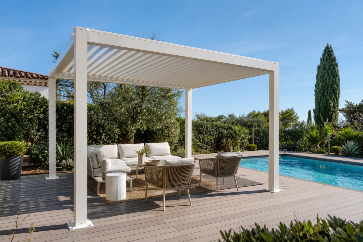 Pergola autoportée en aluminium installée sur une plage de piscine